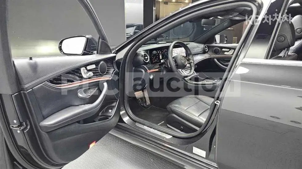 Mercedes-Benz E 220 ПОДГРЕВИ * ПАНО * KEYLESS * АВТОКРЕДИТ , снимка 9 - Автомобили и джипове - 55032591