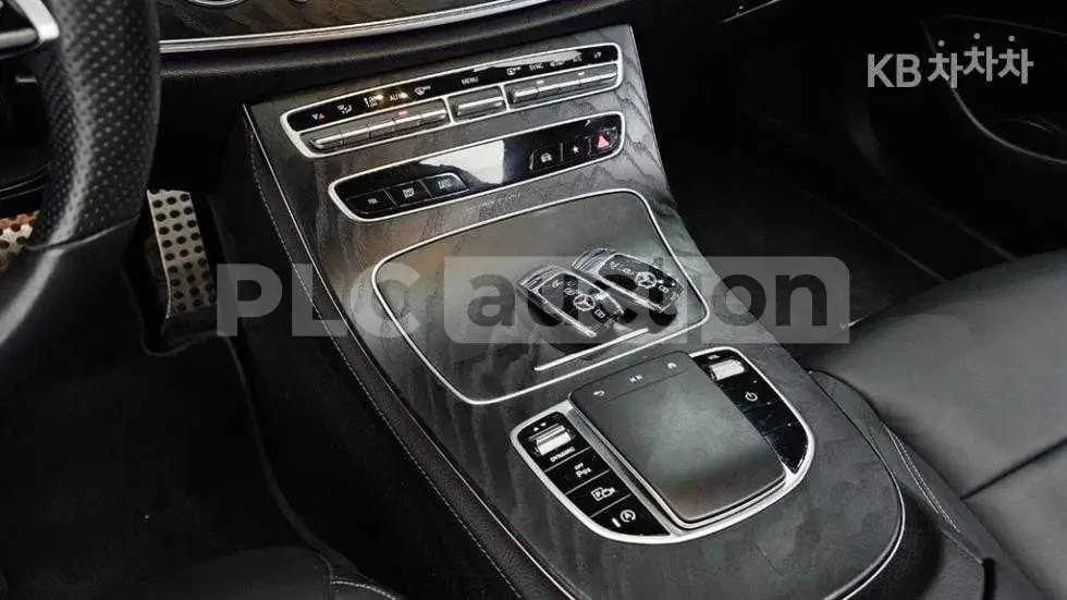 Mercedes-Benz E 220 ПОДГРЕВИ * ПАНО * KEYLESS * АВТОКРЕДИТ , снимка 11 - Автомобили и джипове - 55032591