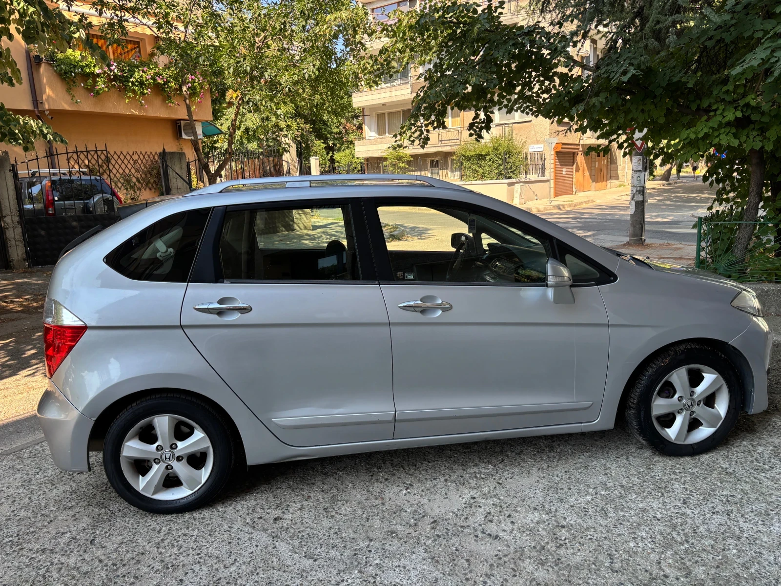 Honda Fr-v, снимка 4 - Автомобили и джипове - 55931340