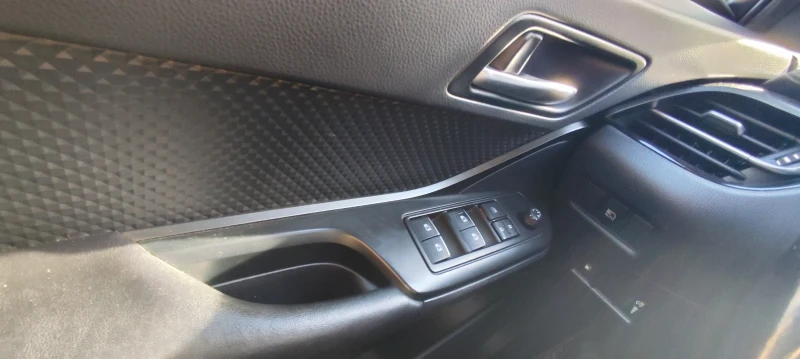 Toyota C-HR, снимка 13 - Автомобили и джипове - 52826546