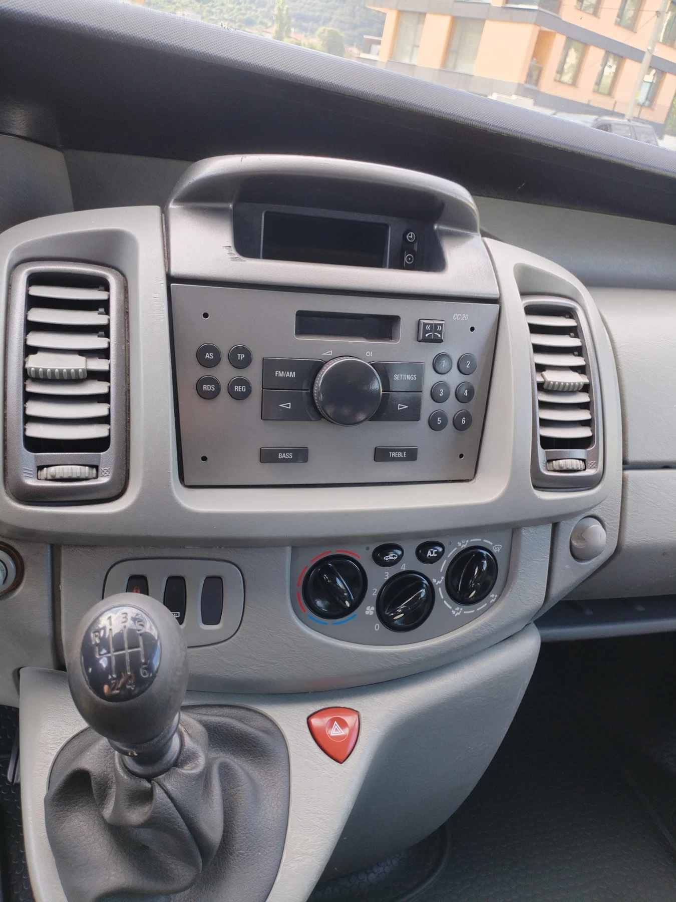 Opel Vivaro 2.0 CDTI 90Hp Face 8+ 1 2-ен Климатик , снимка 15 - Бусове и автобуси - 55182718
