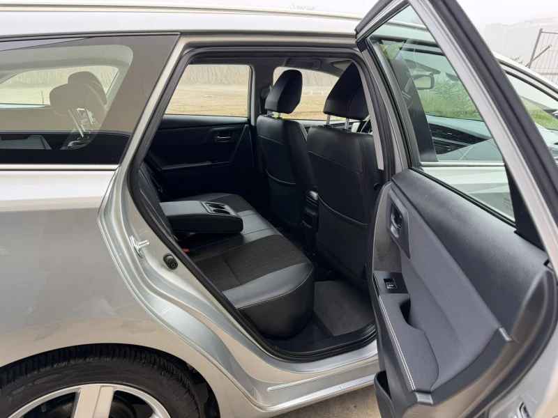Toyota Auris 1.6i Swiss, снимка 15 - Автомобили и джипове - 52825268