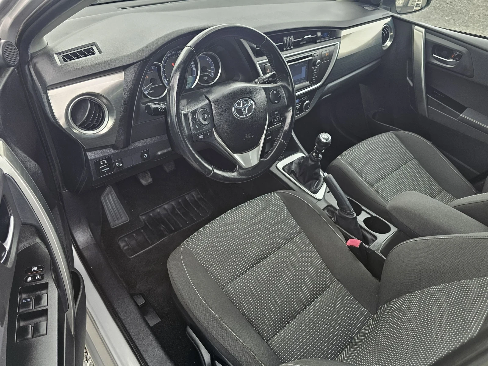 Toyota Auris 1.4D4D 90K.C.SOLL - изображение 8