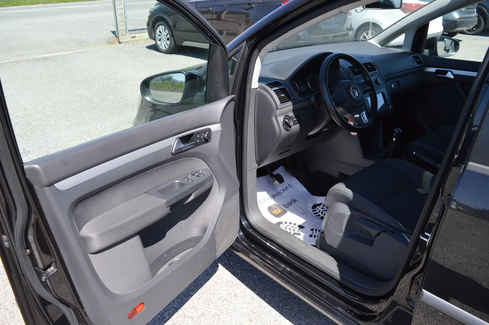 VW Touran 1.6TDI-7MESTA-NAVI, снимка 9 - Автомобили и джипове - 54331649