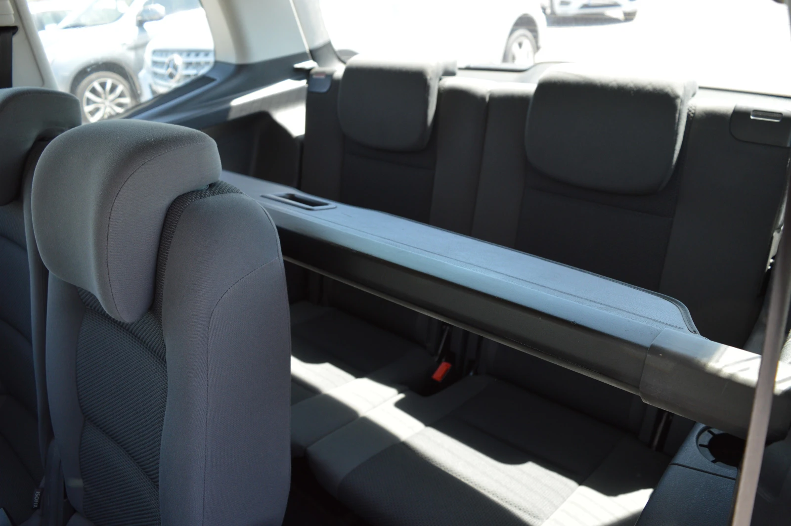 VW Touran 1.6TDI-7MESTA-NAVI, снимка 12 - Автомобили и джипове - 54331649