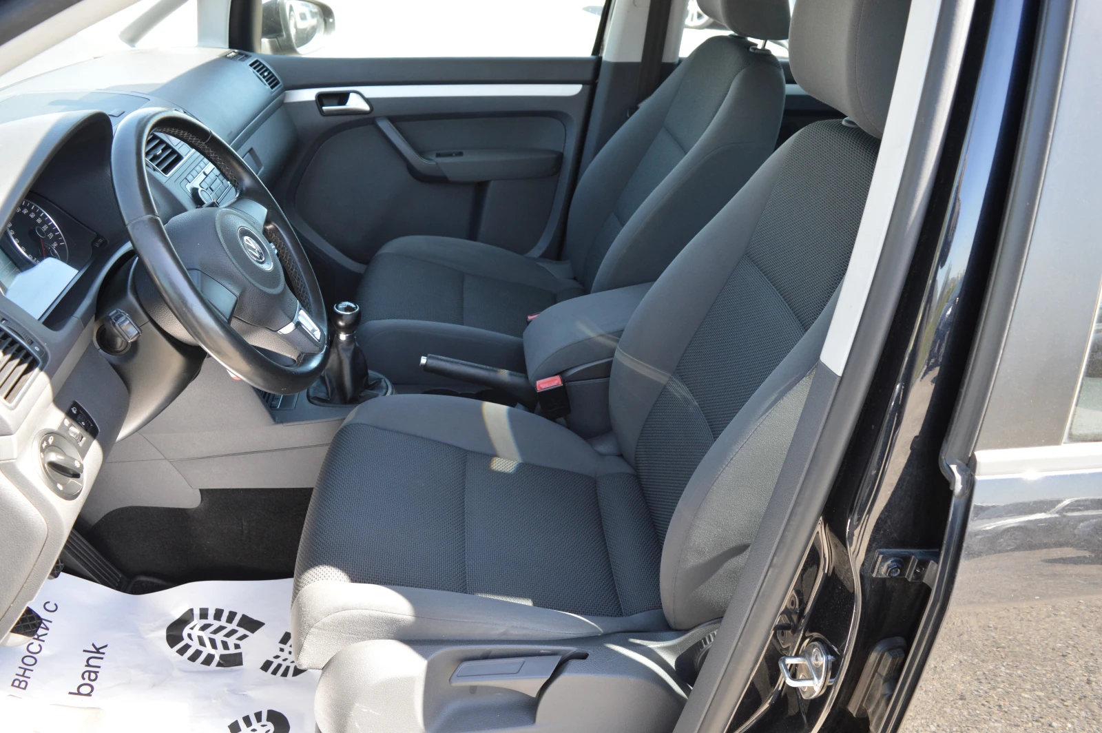 VW Touran 1.6TDI-7MESTA-NAVI, снимка 10 - Автомобили и джипове - 54331649