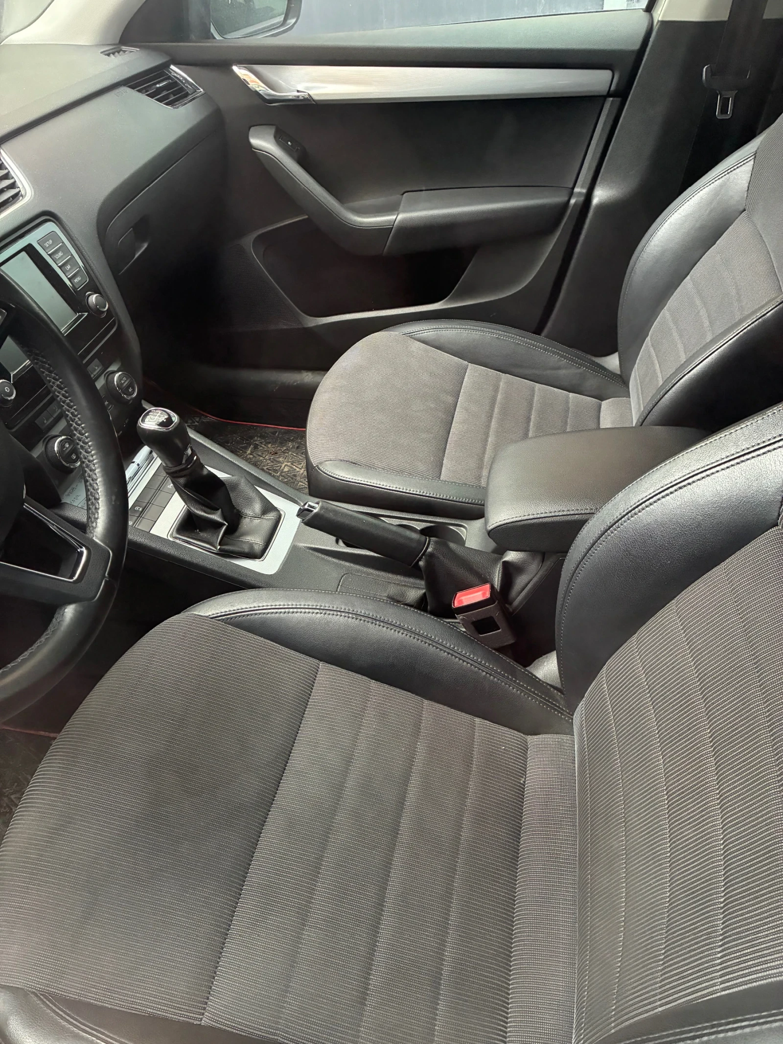 Skoda Octavia 1.6 TDI, снимка 12 - Автомобили и джипове - 54495264