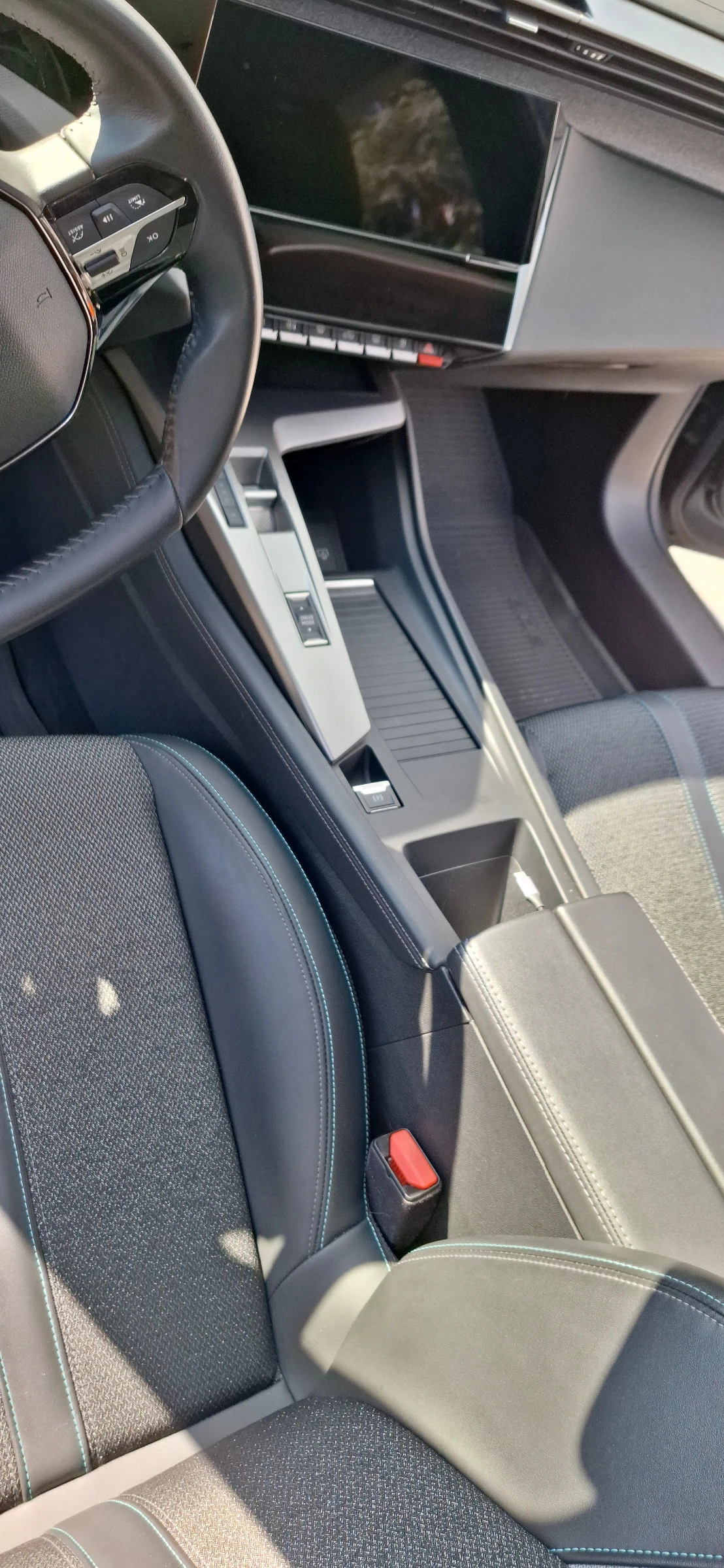 Peugeot 308 Allure Pack 1.2 PureTech 130 EAT8 EURO 6.4, снимка 9 - Автомобили и джипове - 56313631