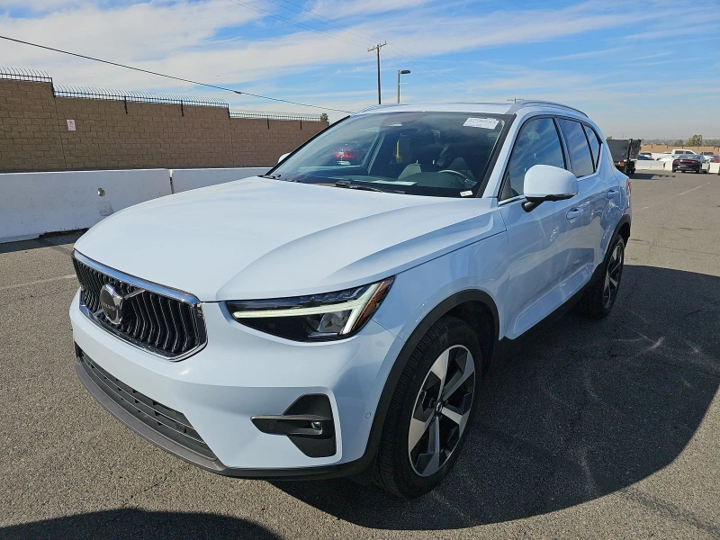 Volvo XC40 B5 Plus Bright Theme, снимка 1 - Автомобили и джипове - 49003758