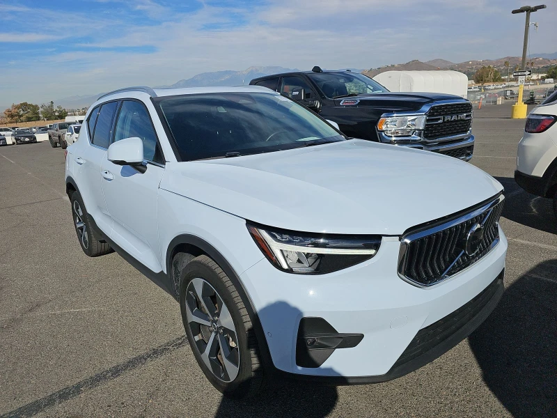 Volvo XC40 B5 Plus Bright Theme, снимка 3 - Автомобили и джипове - 49003758