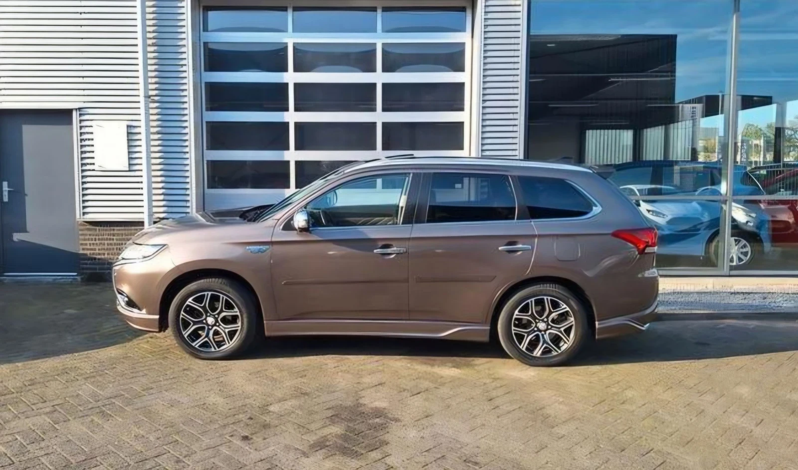 Mitsubishi Outlander 2.0 PHEV 4x4 Plug-in Hybrid  - изображение 4