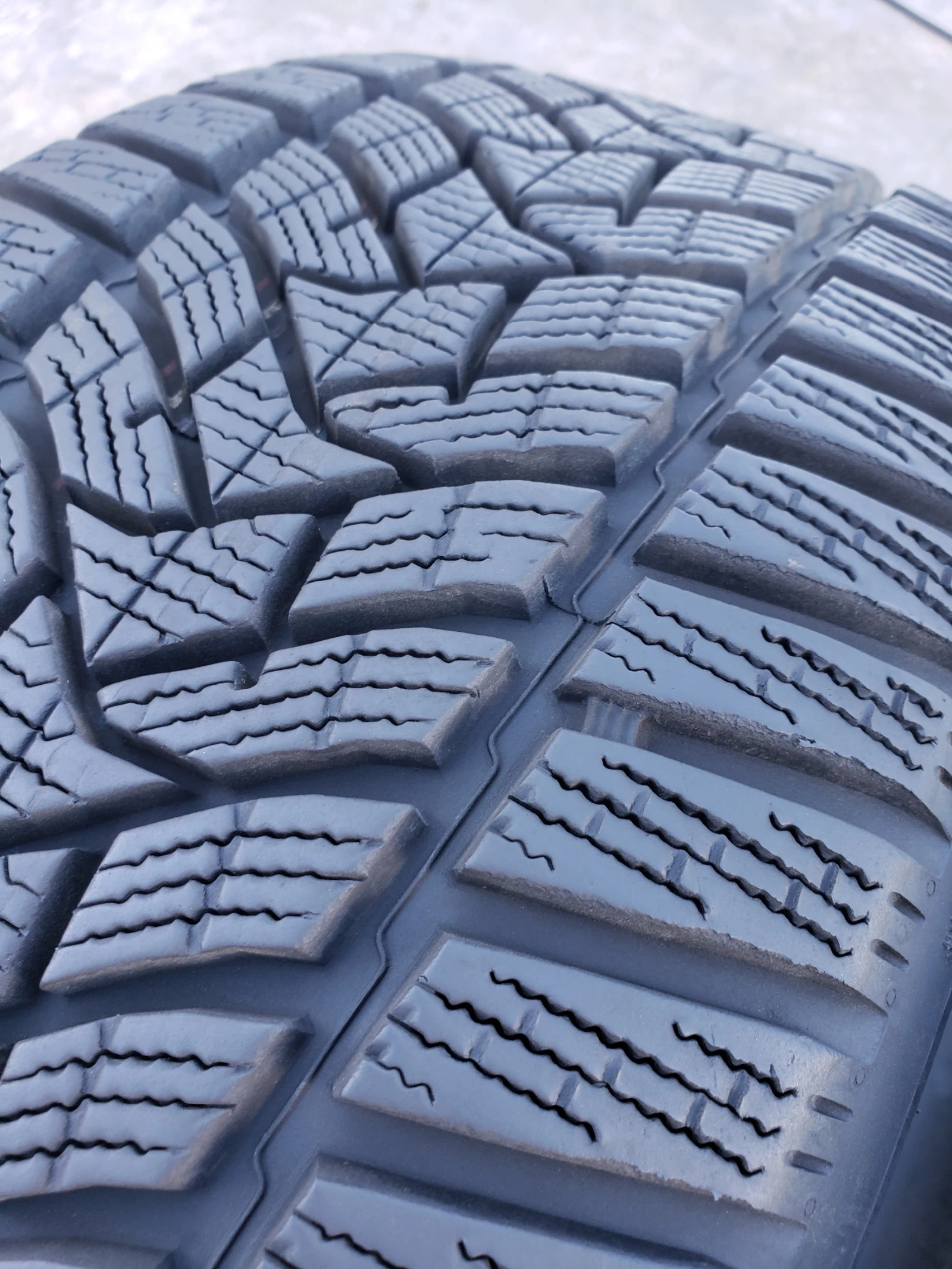 Гуми Зимни 225/45R18, снимка 6 - Гуми и джанти - 55998909