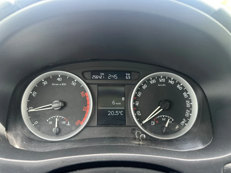 Skoda Fabia 1.2I* REALNI KM* KLIMA* UNIKAT* , снимка 15 - Автомобили и джипове - 50227989