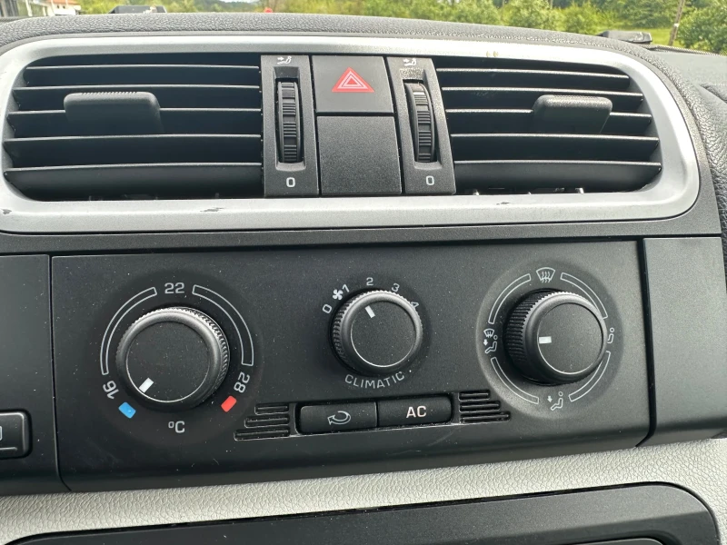 Skoda Fabia 1.2I* REALNI KM* KLIMA* UNIKAT* , снимка 12 - Автомобили и джипове - 50227989