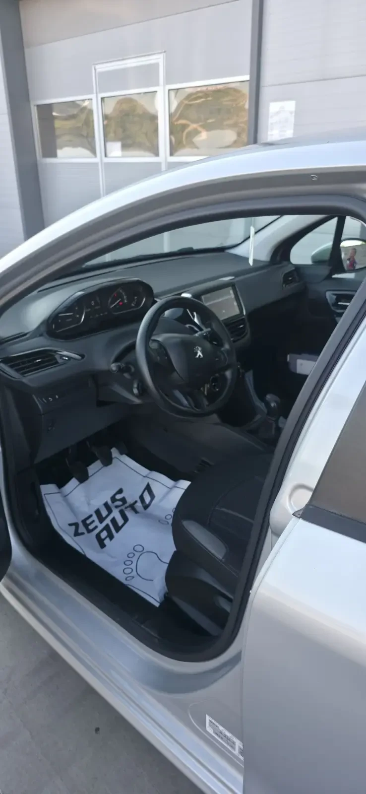 Peugeot 208 1.4 HDi /68 к. с, снимка 8 - Автомобили и джипове - 55237303