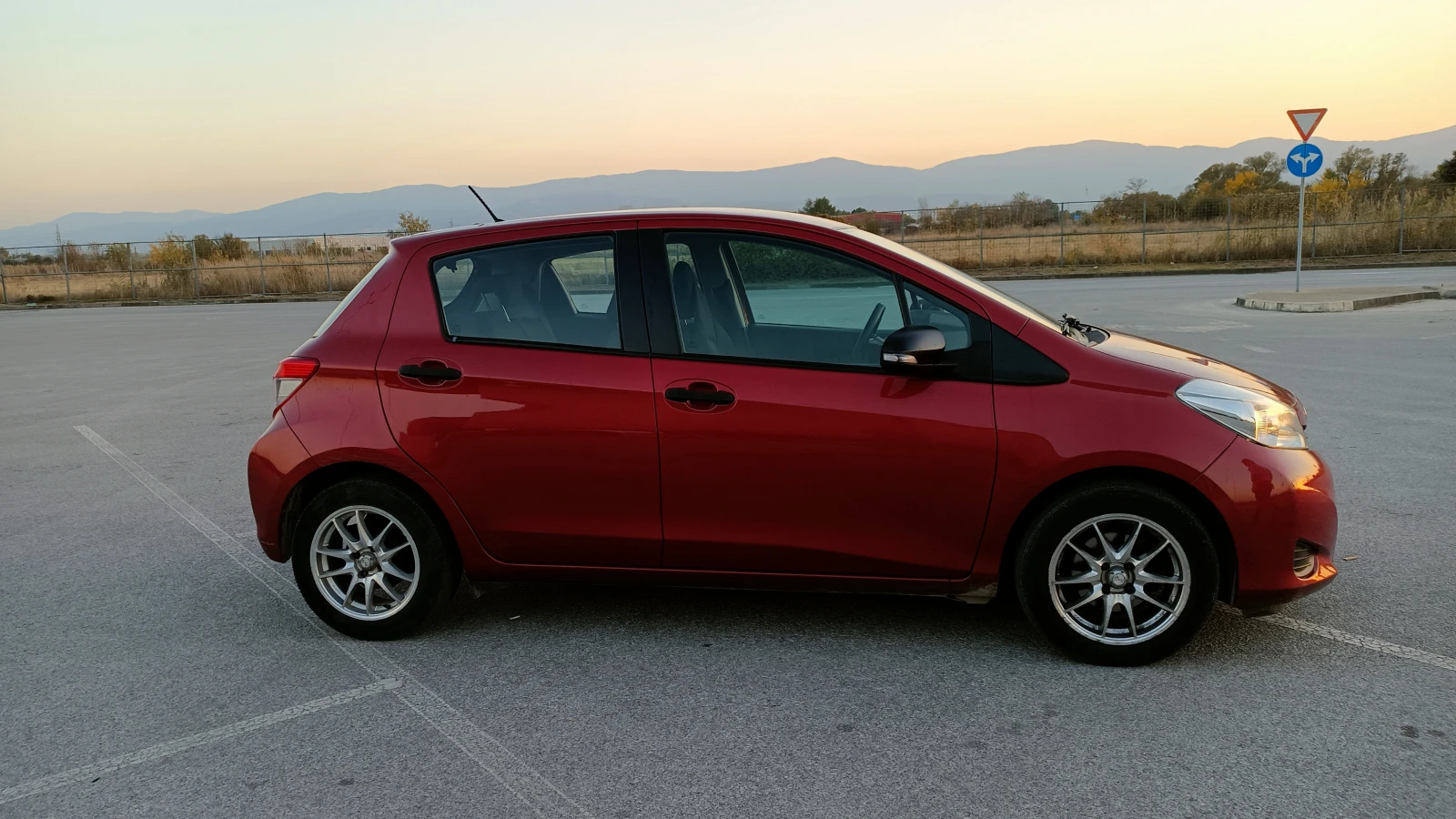 Toyota Yaris  - изображение 5