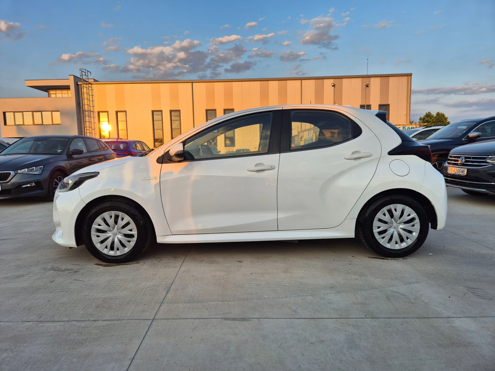 Toyota Yaris LIGHT-HYBRID-1.5vvt-i-115кс.Е-CVT A/T - изображение 2