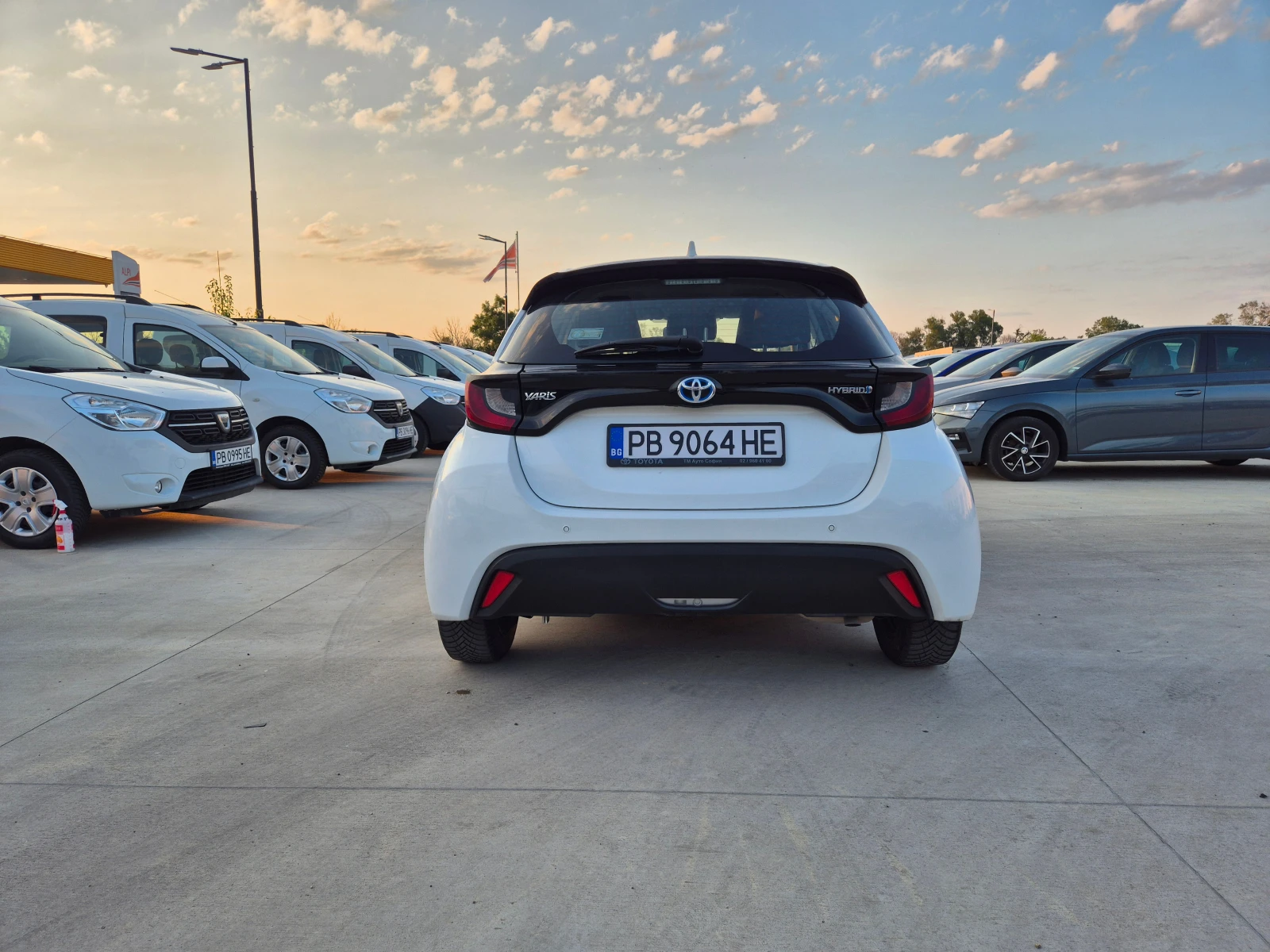Toyota Yaris LIGHT-HYBRID-1.5vvt-i-115кс.Е-CVT A/T - изображение 4