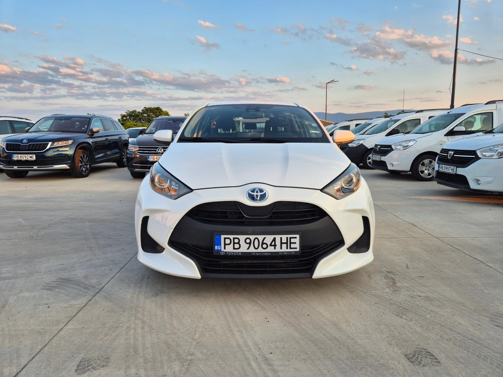 Toyota Yaris LIGHT-HYBRID-1.5vvt-i-115кс.Е-CVT A/T - изображение 8