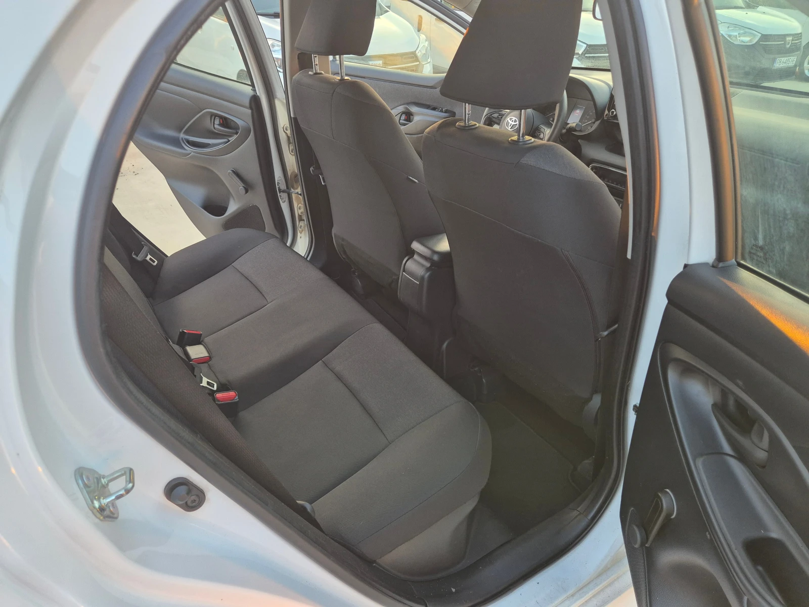 Toyota Yaris LIGHT-HYBRID-1.5vvt-i-115кс.Е-CVT A/T - изображение 10