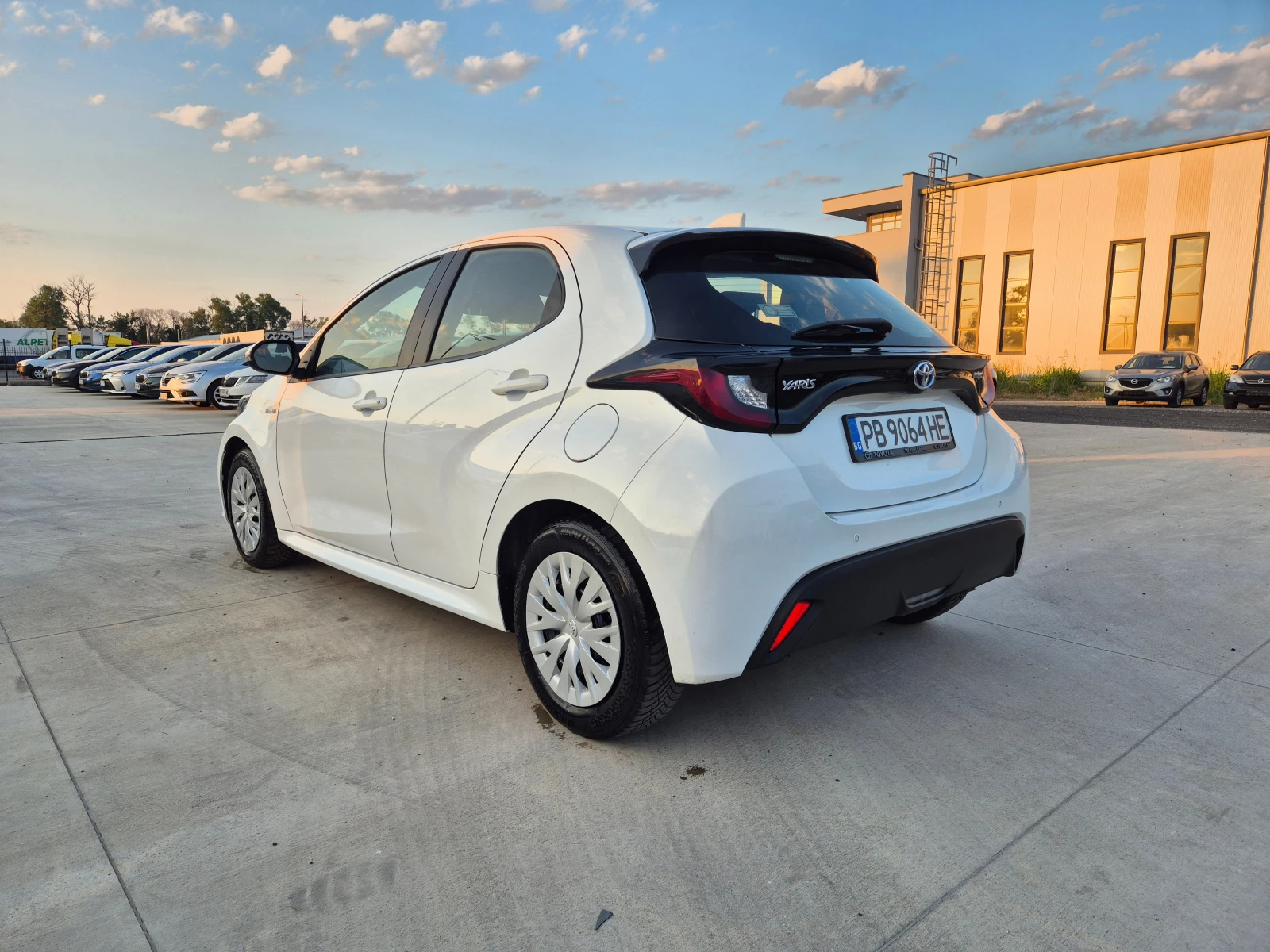 Toyota Yaris LIGHT-HYBRID-1.5vvt-i-115кс.Е-CVT A/T - изображение 3