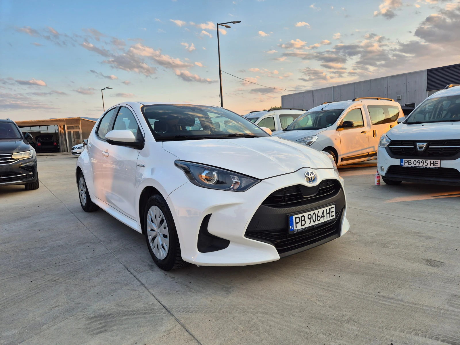 Toyota Yaris LIGHT-HYBRID-1.5vvt-i-115кс.Е-CVT A/T - изображение 7