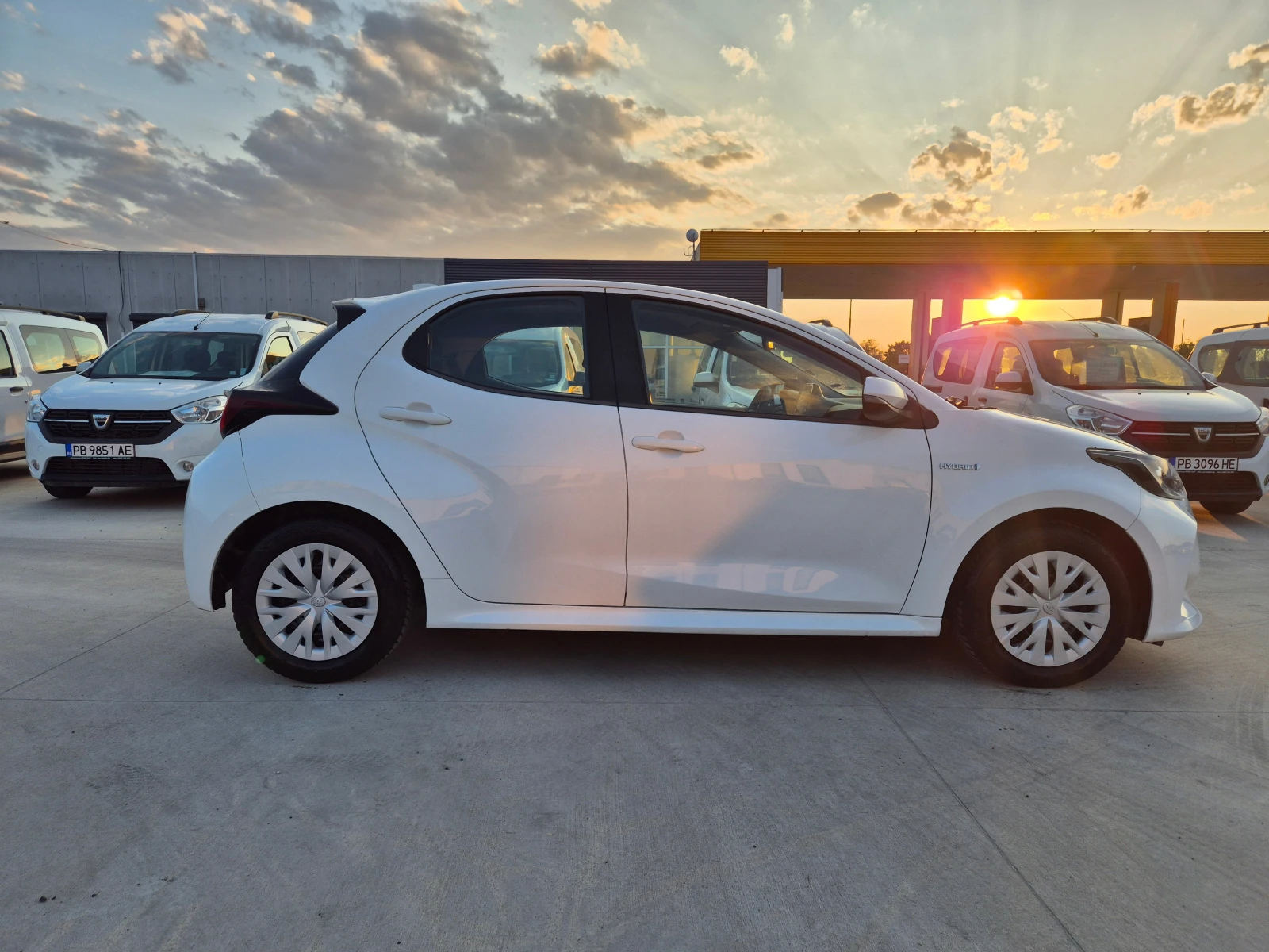Toyota Yaris LIGHT-HYBRID-1.5vvt-i-115кс.Е-CVT A/T - изображение 6