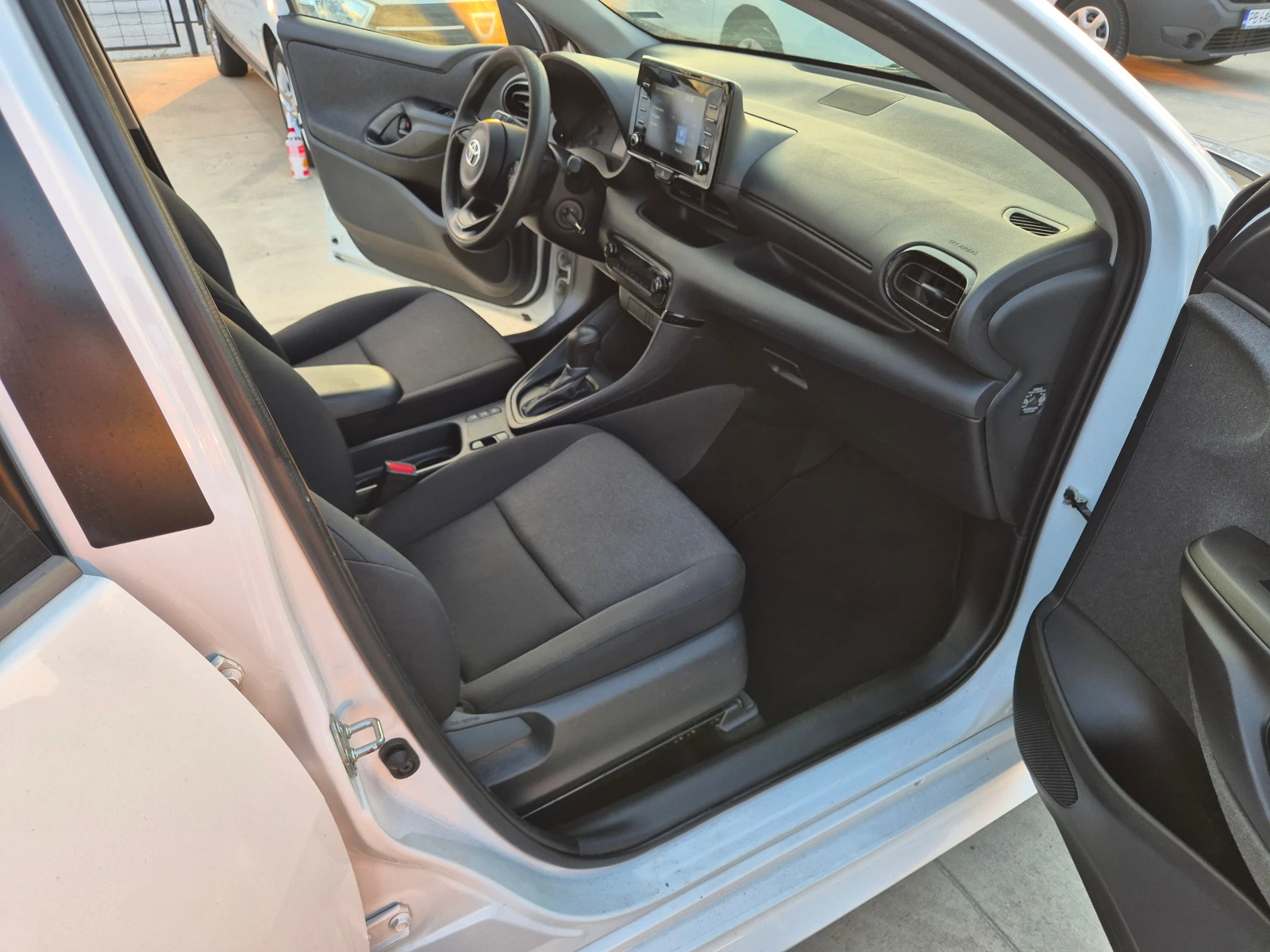Toyota Yaris LIGHT-HYBRID-1.5vvt-i-115кс.Е-CVT A/T - изображение 9