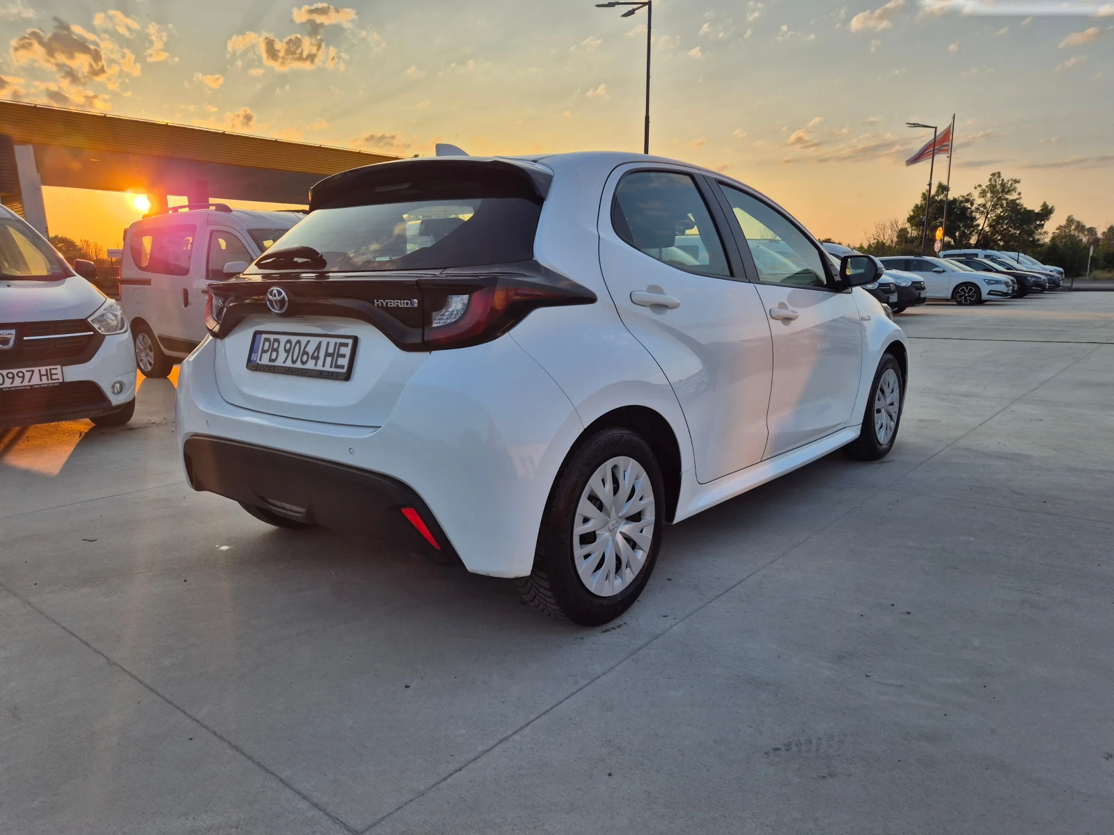 Toyota Yaris LIGHT-HYBRID-1.5vvt-i-115кс.Е-CVT A/T - изображение 5
