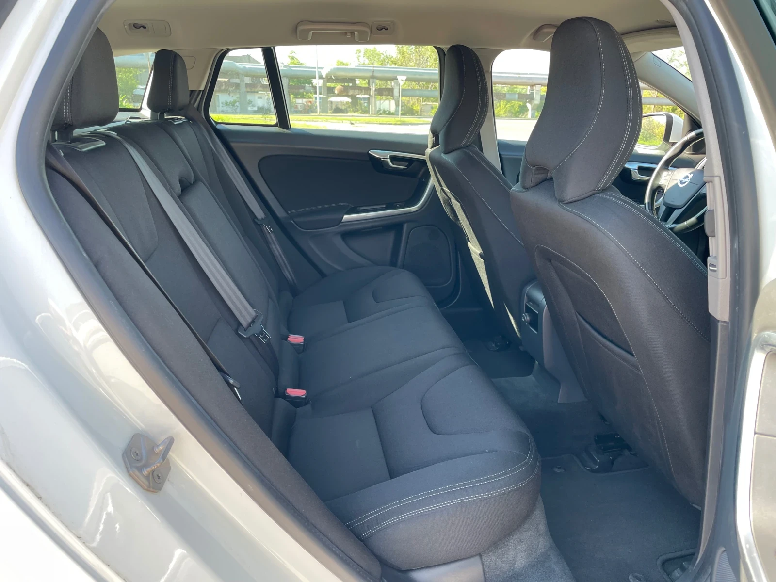 Volvo V60 2014 2.0 D3 ПЪЛНА СЕРВИЗНА ИСТОРИЯ, снимка 13 - Автомобили и джипове - 53047030
