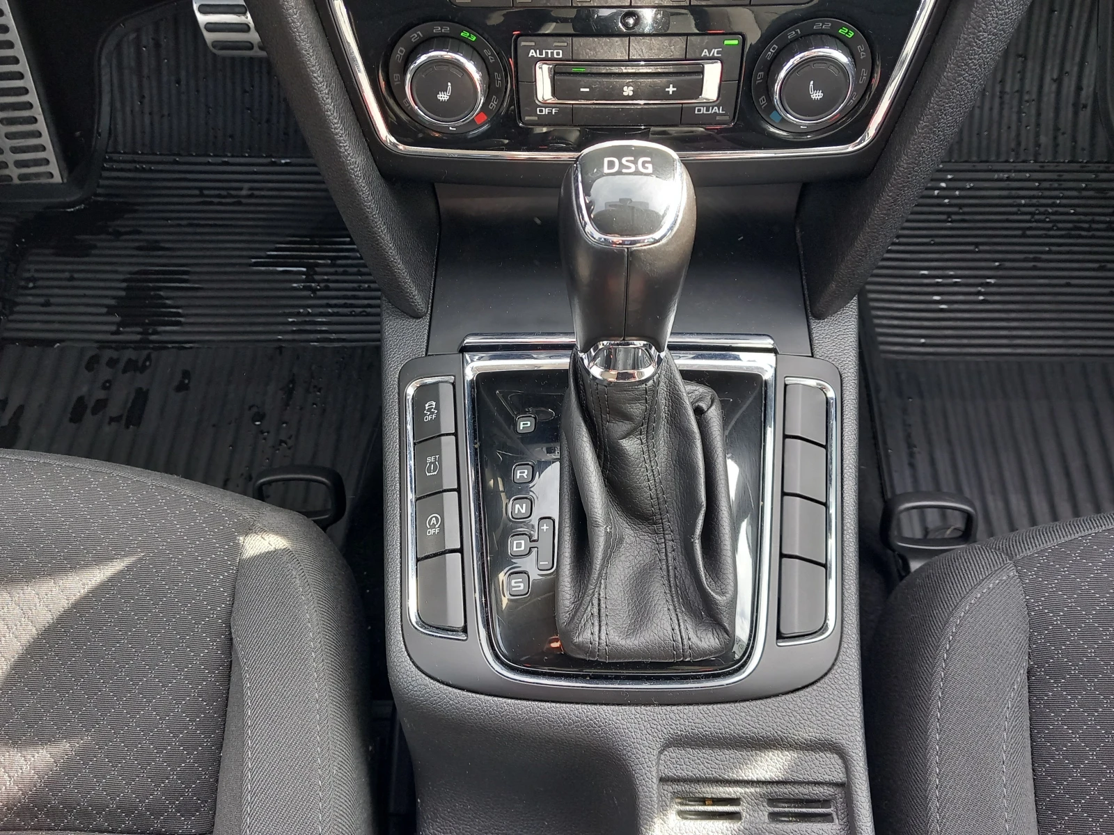 Skoda Superb 2.0TDI/6DSG, снимка 10 - Автомобили и джипове - 53784792