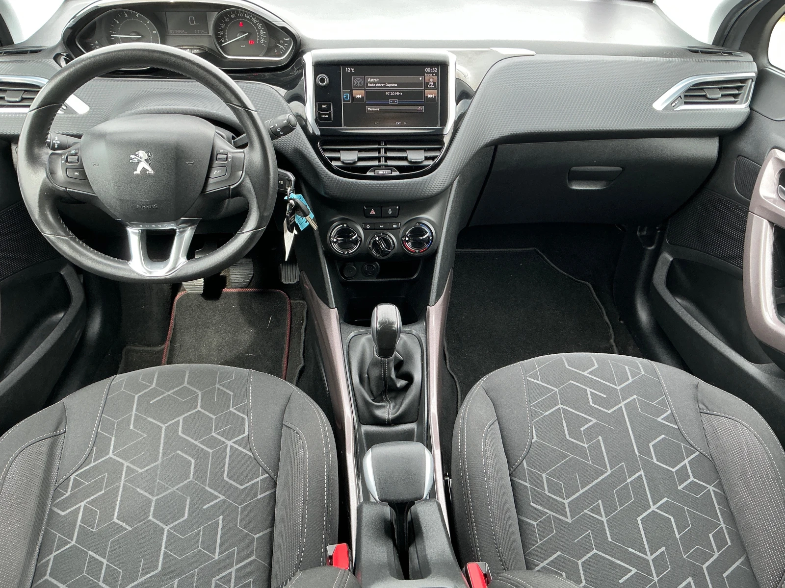 Peugeot 2008 1.2 i, снимка 12 - Автомобили и джипове - 53925511