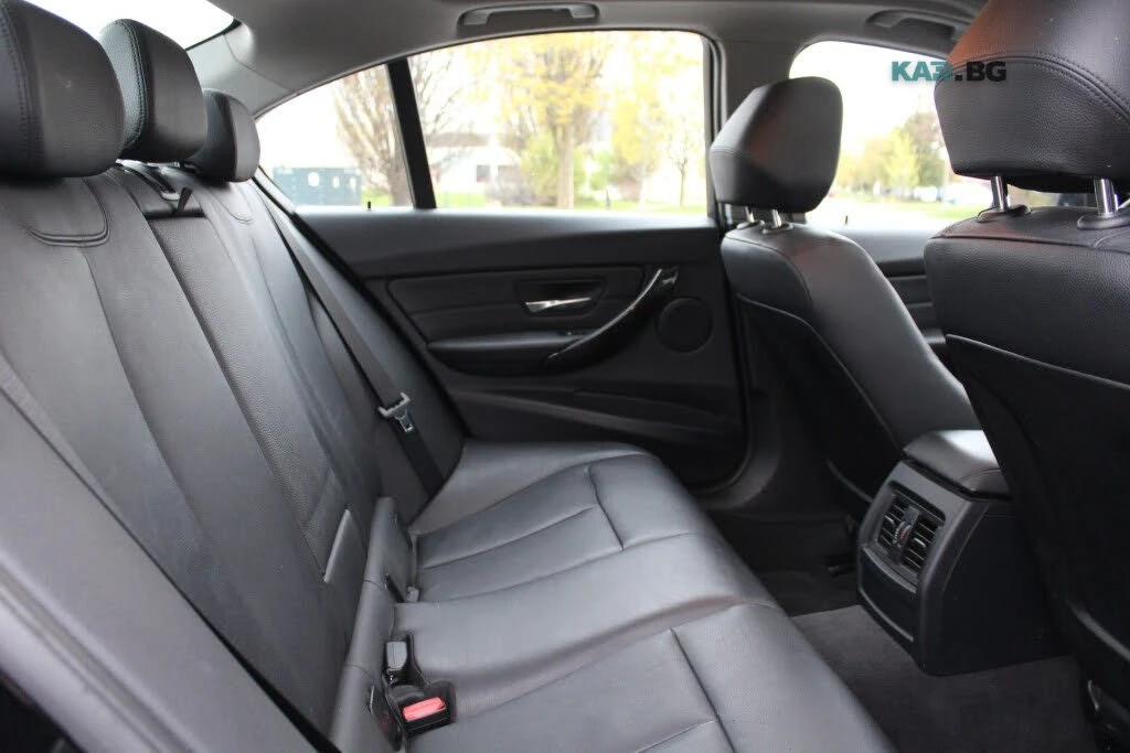 BMW 320 xDrive Sedan* АвтоКредит* (Цена до БГ) , снимка 12 - Автомобили и джипове - 54591345