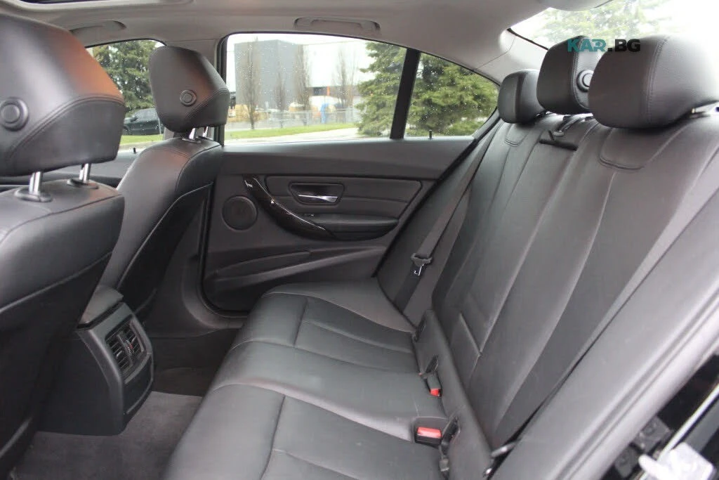 BMW 320 xDrive Sedan* АвтоКредит* (Цена до БГ) , снимка 14 - Автомобили и джипове - 54591345