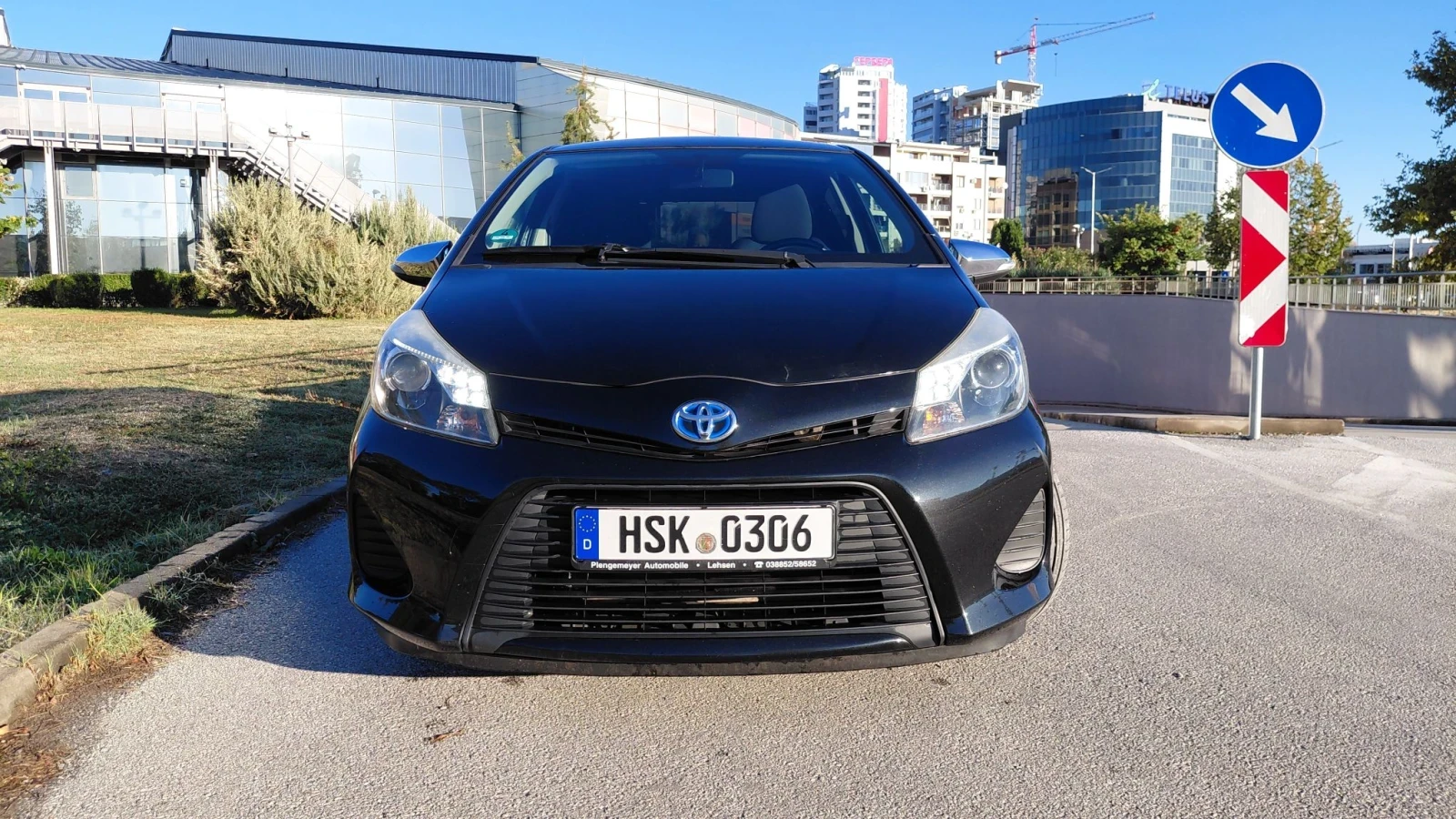 Toyota Yaris Хибрид - Автомат - 2012