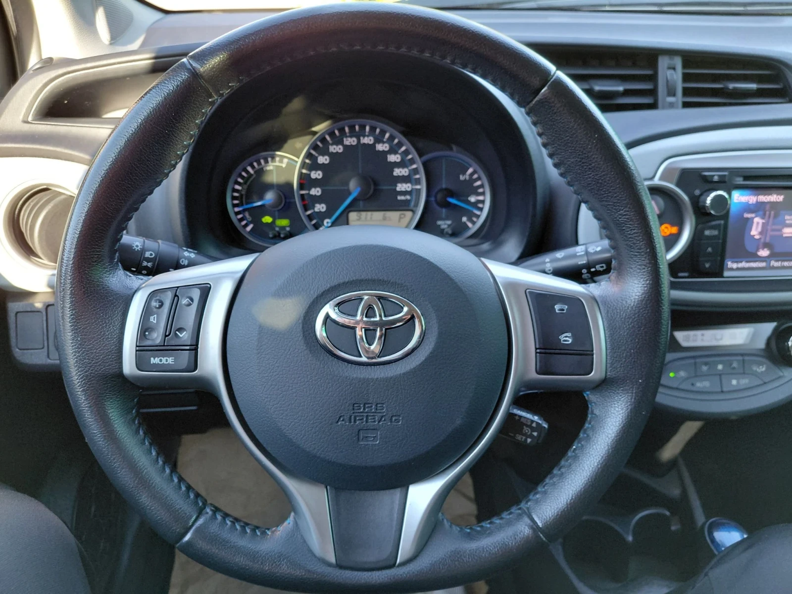 Toyota Yaris Хибрид - Автомат - 2012, снимка 12 - Автомобили и джипове - 56637116
