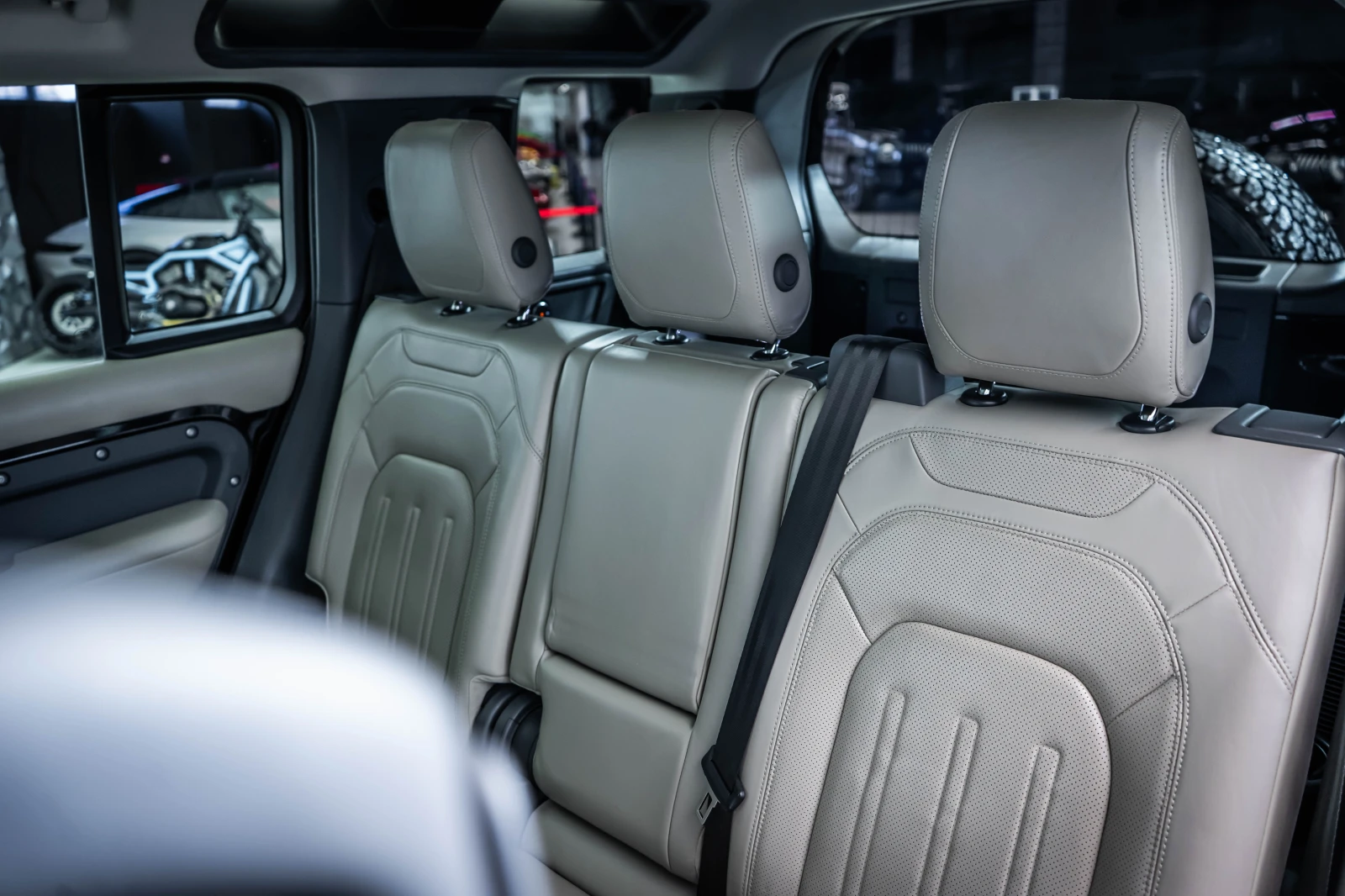 Land Rover Defender D250 HSE 7seats* Meridian, снимка 16 - Автомобили и джипове - 54069610