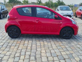 Toyota Aygo 5 врати КЛИМАТИК 2 КОМПЛЕКТА ГУМИ С ДЖАНТИ, снимка 5