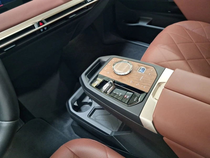 BMW iX 50/Xd/Sportpacket/DA+ PA+ /ACC/HuD/SkyLou, снимка 8 - Автомобили и джипове - 47670615