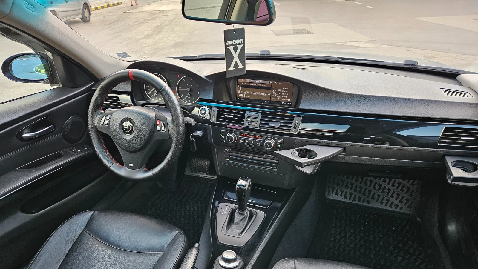 BMW 320 2.0D AVTOMAT/KOJA/KSENON/PANORAMA, снимка 12 - Автомобили и джипове - 55328007