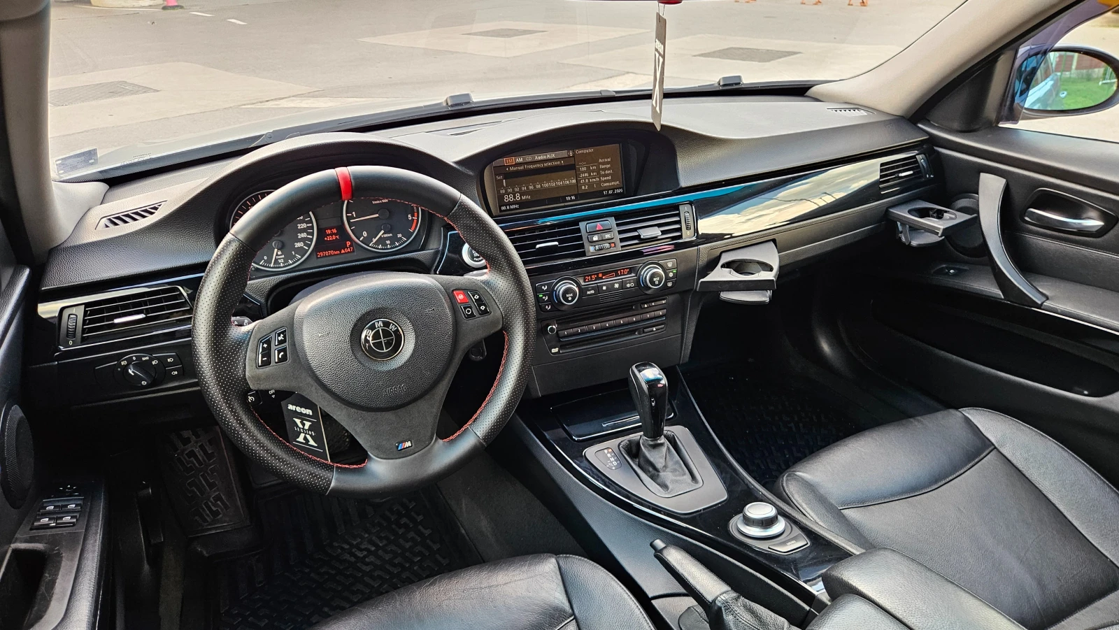 BMW 320 2.0D AVTOMAT/KOJA/KSENON/PANORAMA, снимка 11 - Автомобили и джипове - 55328007