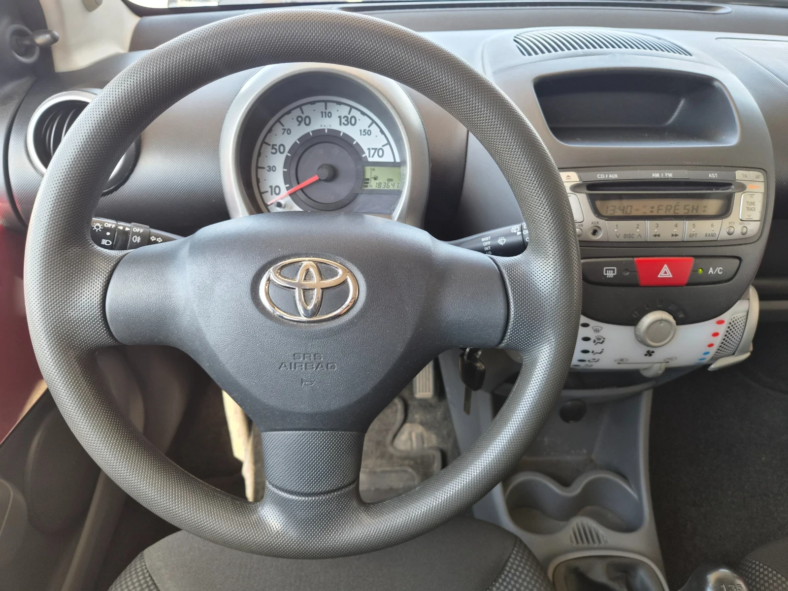 Toyota Aygo 5 врати КЛИМАТИК 2 КОМПЛЕКТА ГУМИ С ДЖАНТИ, снимка 14 - Автомобили и джипове - 55642332