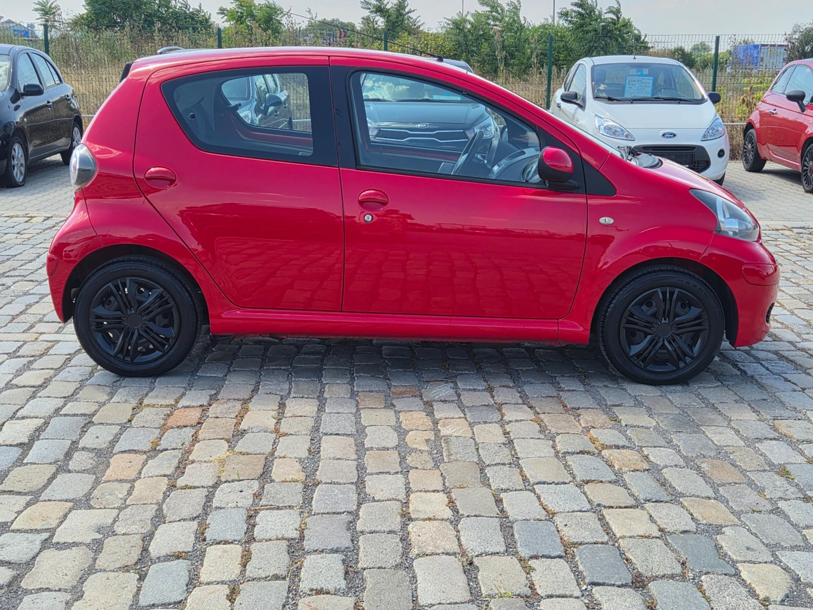 Toyota Aygo 5 врати КЛИМАТИК 2 КОМПЛЕКТА ГУМИ С ДЖАНТИ, снимка 5 - Автомобили и джипове - 55642332