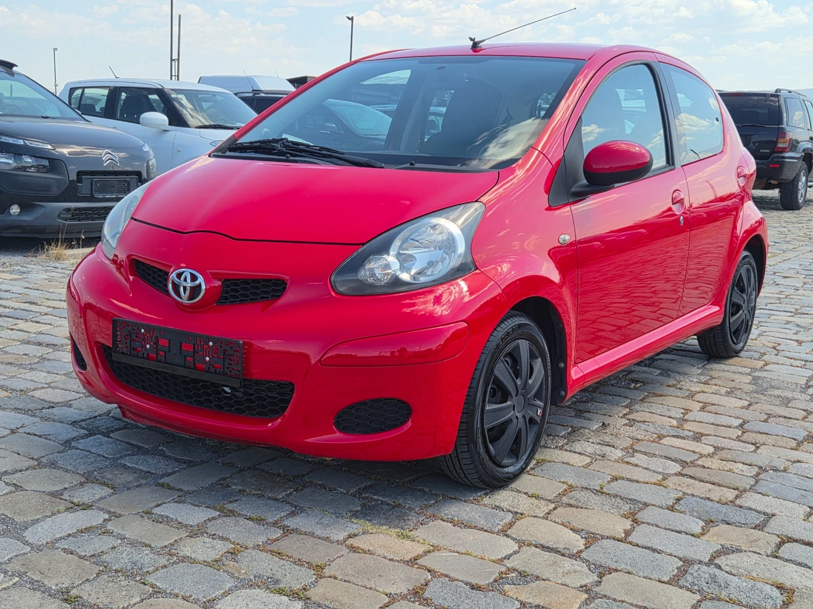 Toyota Aygo 5 врати КЛИМАТИК 2 КОМПЛЕКТА ГУМИ С ДЖАНТИ