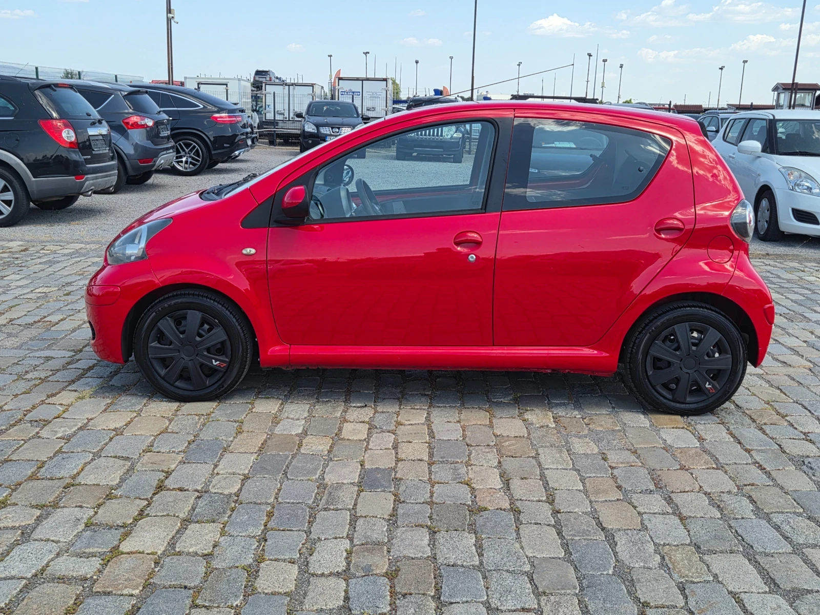 Toyota Aygo 5 врати КЛИМАТИК 2 КОМПЛЕКТА ГУМИ С ДЖАНТИ, снимка 4 - Автомобили и джипове - 55642332