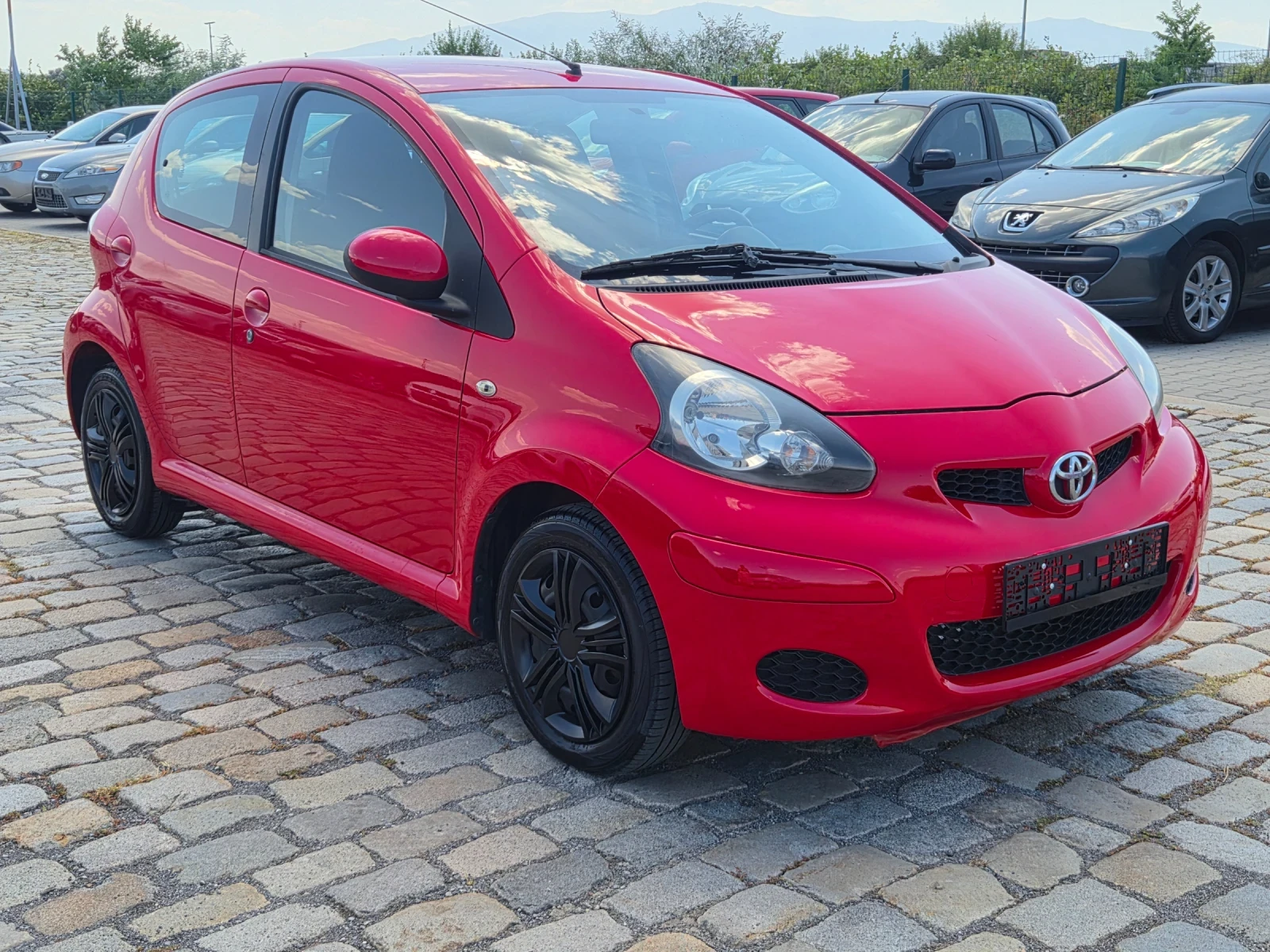 Toyota Aygo 5 врати КЛИМАТИК 2 КОМПЛЕКТА ГУМИ С ДЖАНТИ, снимка 3 - Автомобили и джипове - 55642332
