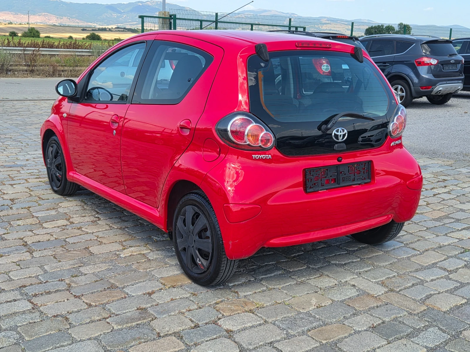 Toyota Aygo 5 врати КЛИМАТИК 2 КОМПЛЕКТА ГУМИ С ДЖАНТИ, снимка 6 - Автомобили и джипове - 55642332
