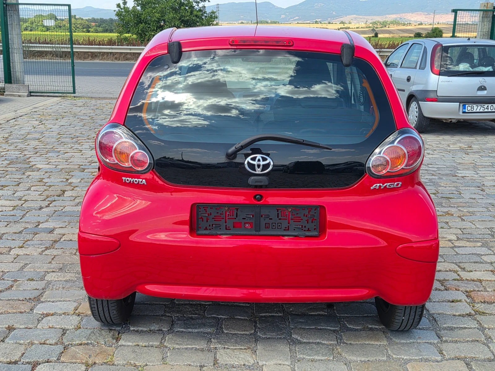 Toyota Aygo 5 врати КЛИМАТИК 2 КОМПЛЕКТА ГУМИ С ДЖАНТИ, снимка 7 - Автомобили и джипове - 55642332