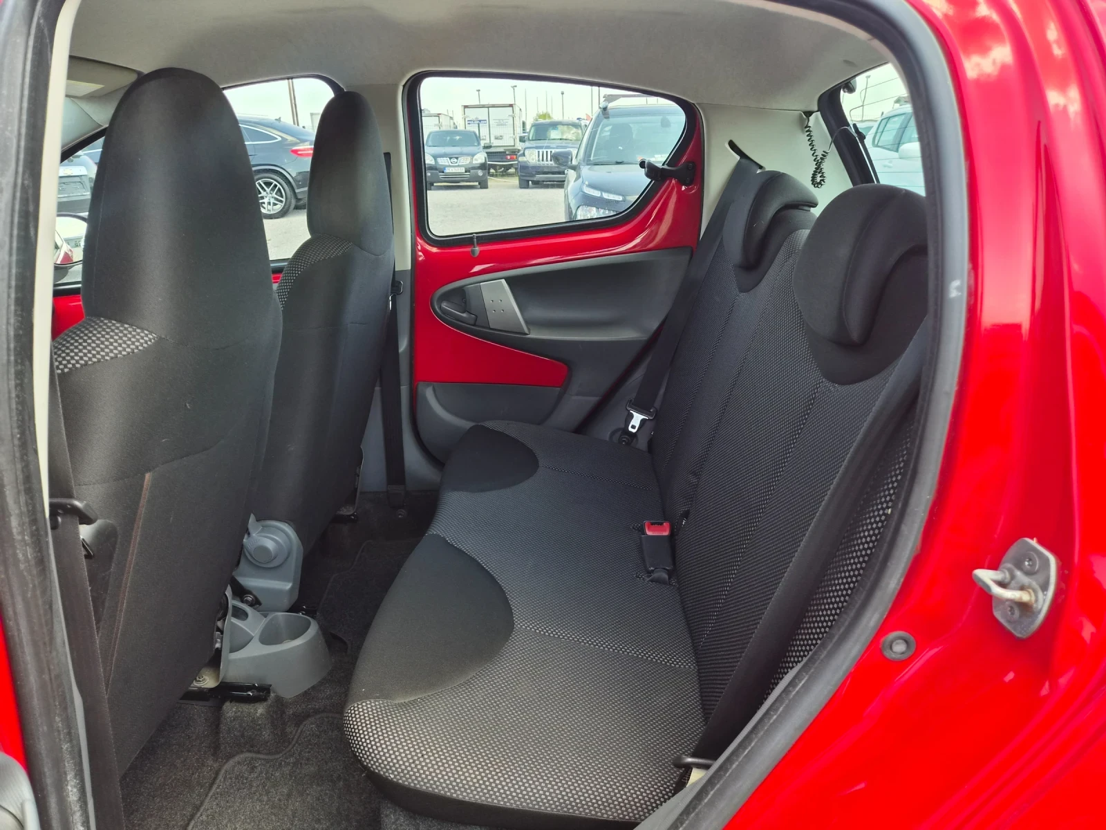 Toyota Aygo 5 врати КЛИМАТИК 2 КОМПЛЕКТА ГУМИ С ДЖАНТИ, снимка 16 - Автомобили и джипове - 55642332