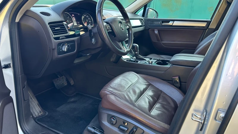 VW Touareg 3.0 TDI 4х4 Panorama, снимка 12 - Автомобили и джипове - 53264306